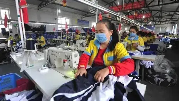 疫情期間中共以扶貧為名建立的工廠，近三百人中大多為維吾爾女性。（網路圖片）