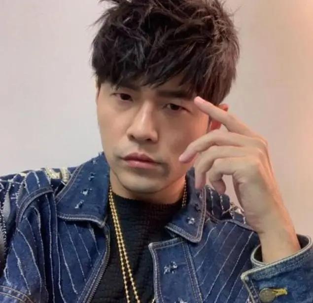 周杰伦投资KTV被曝300余首歌侵权 判决书公开 被判赔偿9100元
