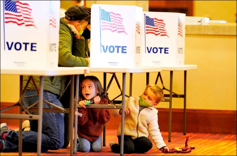 美国肯塔基州杰斐逊敦市（Jeffersontown）一处投票所三日实况。（路透）