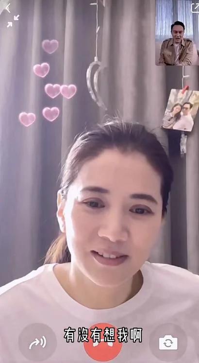 网友外滩偶遇袁咏仪夫妇,张智霖双手背后偷牵靓靓 甜蜜惹人羡