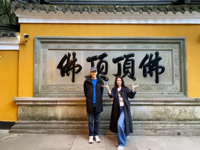网友外滩偶遇袁咏仪夫妇,张智霖双手背后偷牵靓靓 甜蜜惹人羡