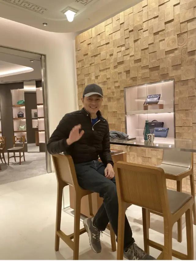 网友外滩偶遇袁咏仪夫妇,张智霖双手背后偷牵靓靓 甜蜜惹人羡