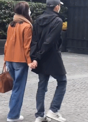 网友外滩偶遇袁咏仪夫妇,张智霖双手背后偷牵靓靓 甜蜜惹人羡