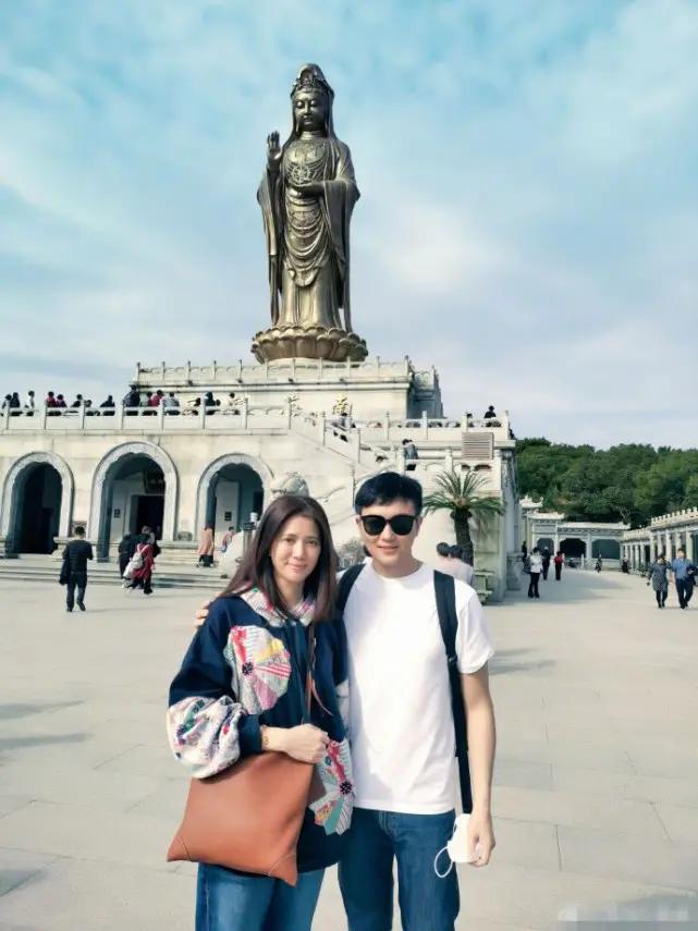 网友外滩偶遇袁咏仪夫妇,张智霖双手背后偷牵靓靓 甜蜜惹人羡