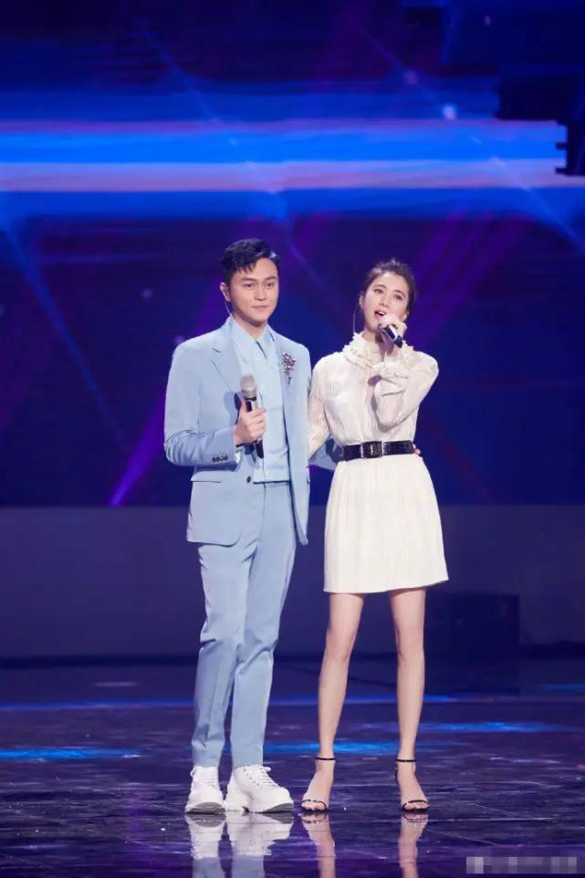 网友外滩偶遇袁咏仪夫妇,张智霖双手背后偷牵靓靓 甜蜜惹人羡