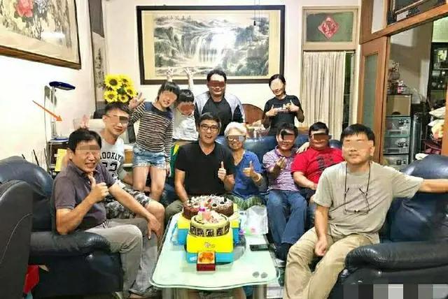 焦恩俊庆生晒全家照 和兄长长太像一家人颜值高 家中古朴显书香