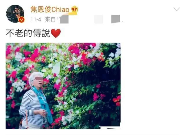 焦恩俊庆生晒全家照 和兄长长太像一家人颜值高 家中古朴显书香