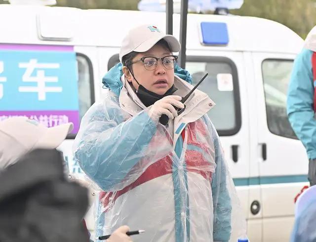 韩红发文给好友报平安 承认做义诊时病倒住院 已经康复瘦了下来