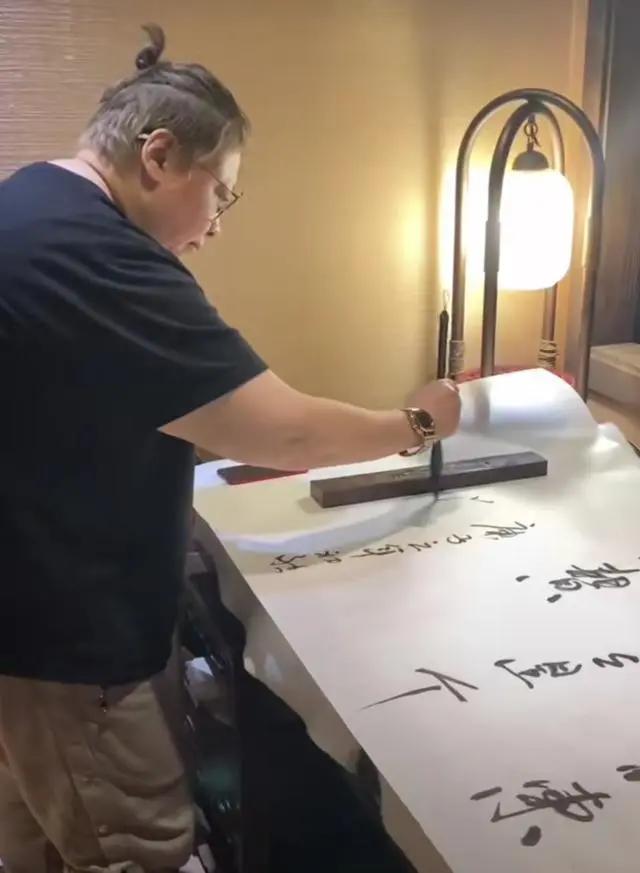 韩红发文给好友报平安 承认做义诊时病倒住院 已经康复瘦了下来