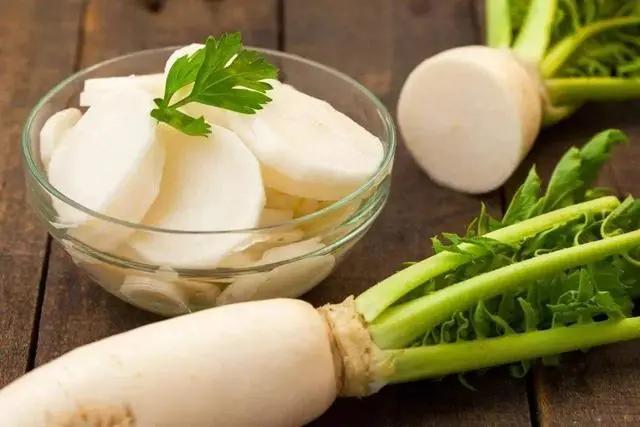 冬季干燥「补水」很重要!教你「生吃萝卜熟吃梨」补水化痰效果好