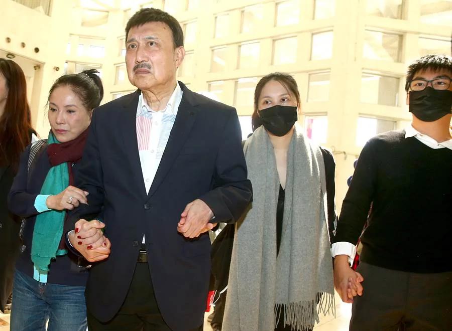 生完二胎就抗癌 余苑绮终于晒全家出游照 网感动:幸福的画面