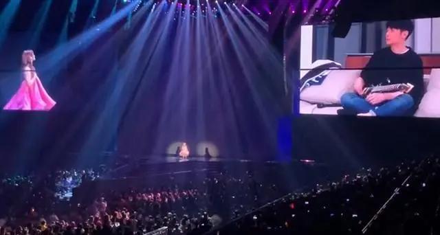 时隔228天没见面 杨丞琳李荣浩演唱会惊喜合体 隔空深情对望