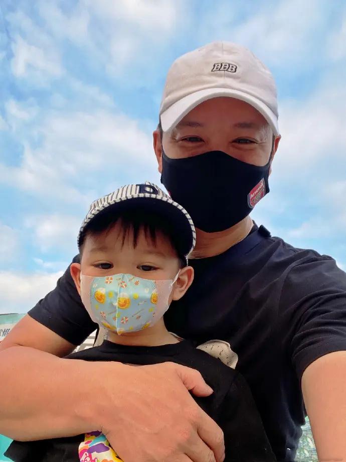 李乘德带娃出游 口罩遮面与胡杏儿分不清 奕霆变假笑男孩萌翻