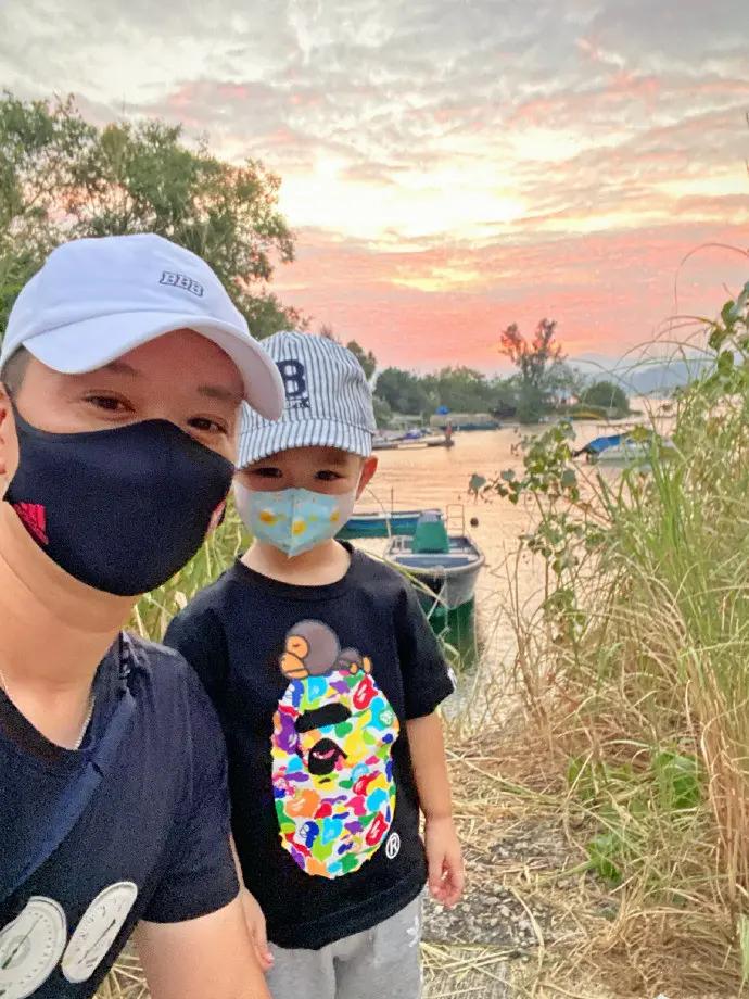 李乘德带娃出游 口罩遮面与胡杏儿分不清 奕霆变假笑男孩萌翻