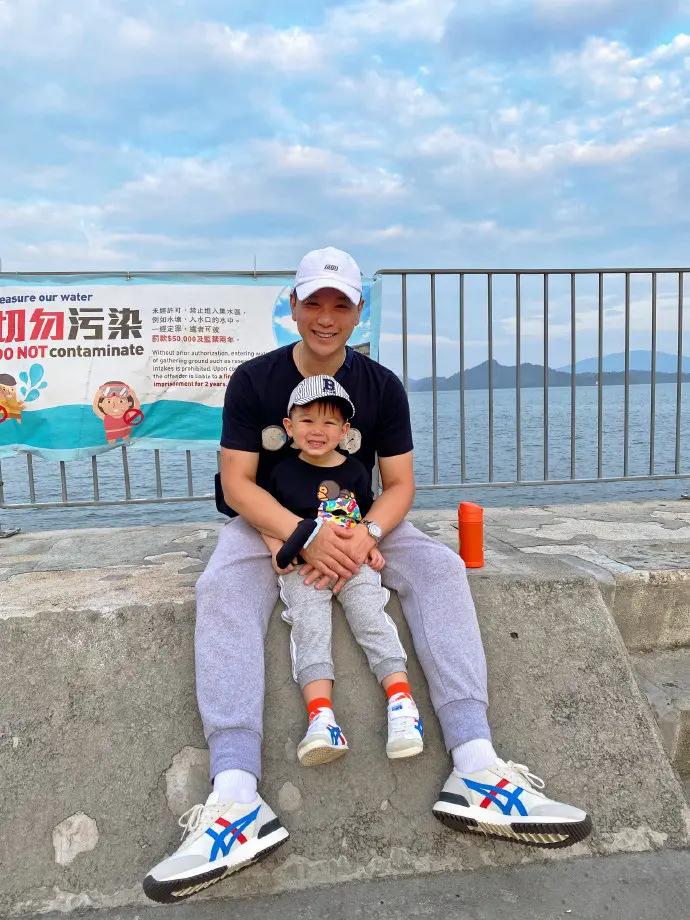 李乘德带娃出游 口罩遮面与胡杏儿分不清 奕霆变假笑男孩萌翻