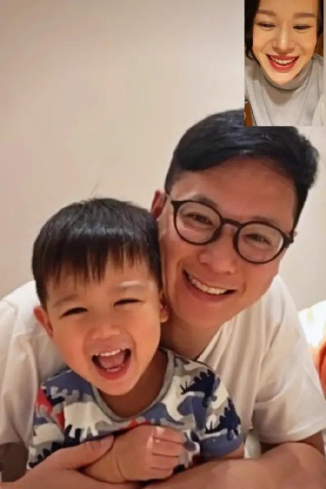 李乘德带娃出游 口罩遮面与胡杏儿分不清 奕霆变假笑男孩萌翻