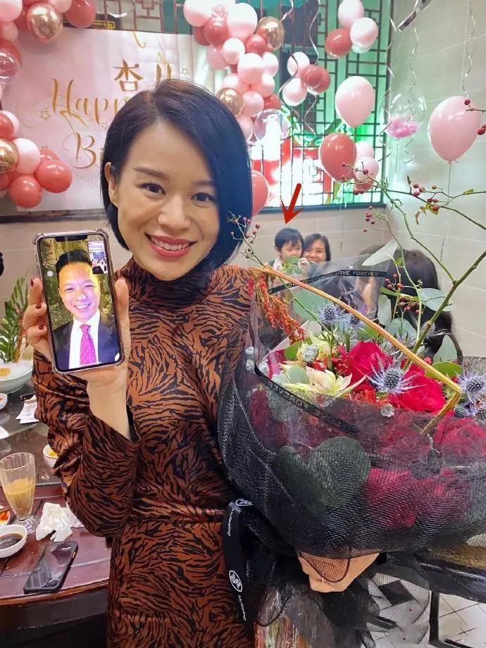 李乘德带娃出游 口罩遮面与胡杏儿分不清 奕霆变假笑男孩萌翻
