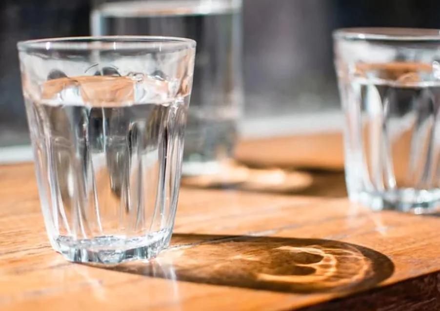 長期喝純淨水 會缺乏礦物質嗎？揭開那些與喝水有關的真相！