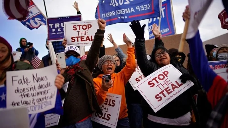 11月8日，美國選民在拉斯維加斯的克拉克縣選舉部外抗議大選計票作弊（AP/美聯社）