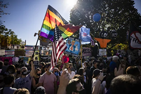 在华府庆祝拜登“胜选”的游行中，同性恋旗帜高高举起。