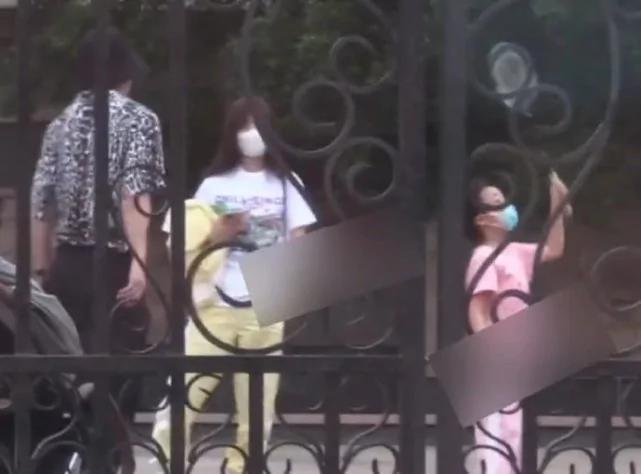 贾乃亮陪甜馨挑战儿童极限运动 全程仰头安抚女儿 获路人夸赞