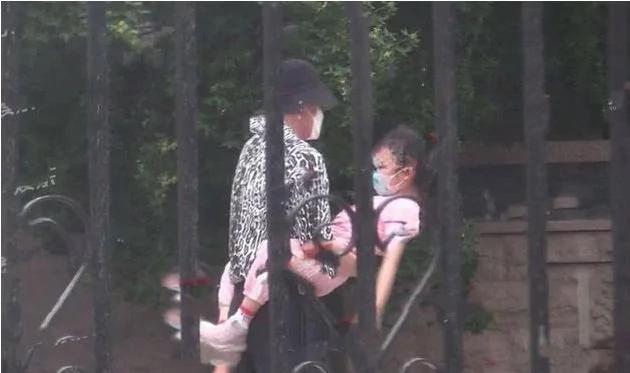贾乃亮陪甜馨挑战儿童极限运动 全程仰头安抚女儿 获路人夸赞