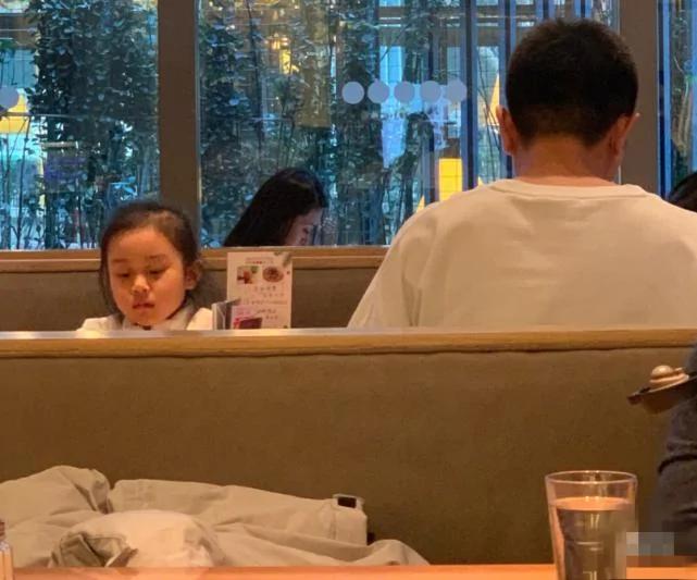 贾乃亮陪甜馨挑战儿童极限运动 全程仰头安抚女儿 获路人夸赞