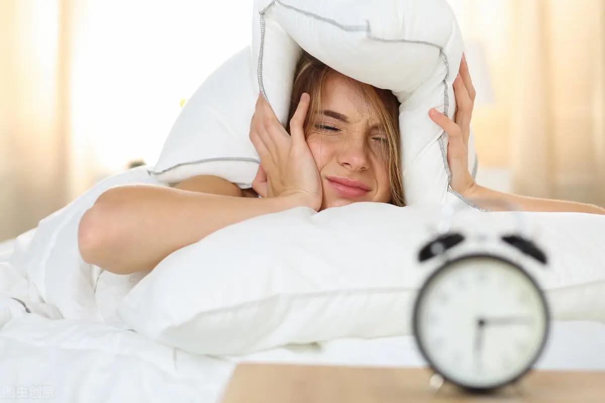 注意 身体出现这8个症状 是睡眠不足的表现 被熬夜了