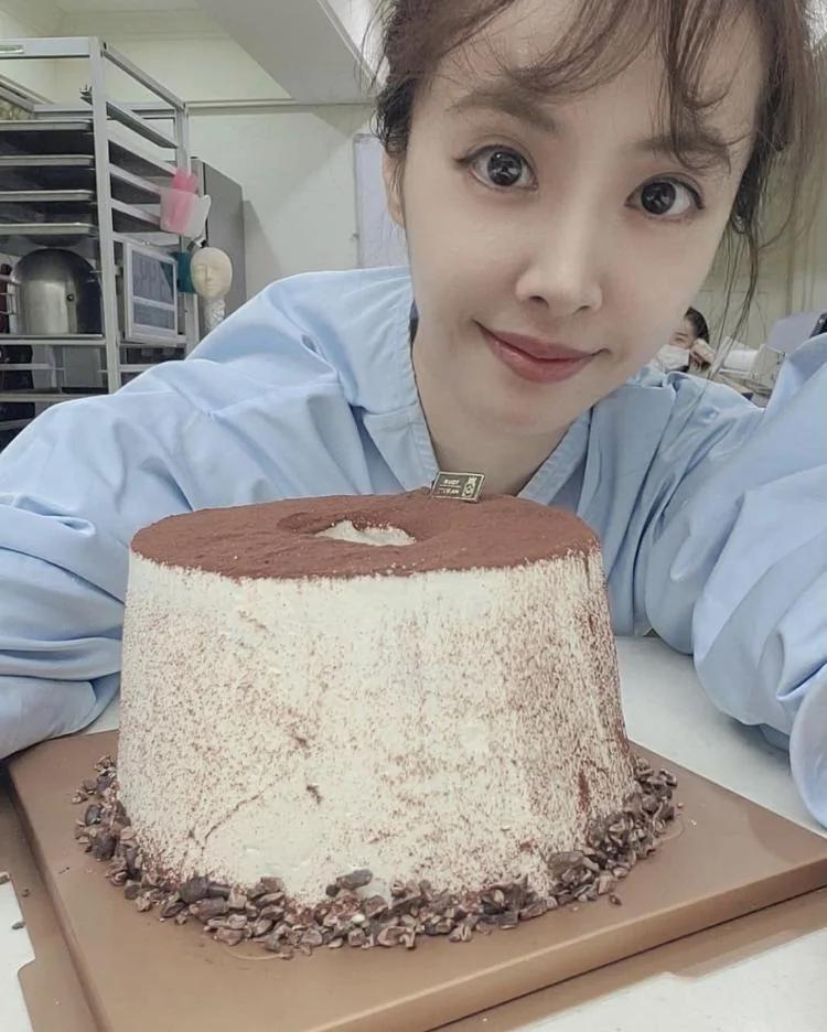 蔡依林晒做蛋糕照片 扎丸子头好似邻家少女