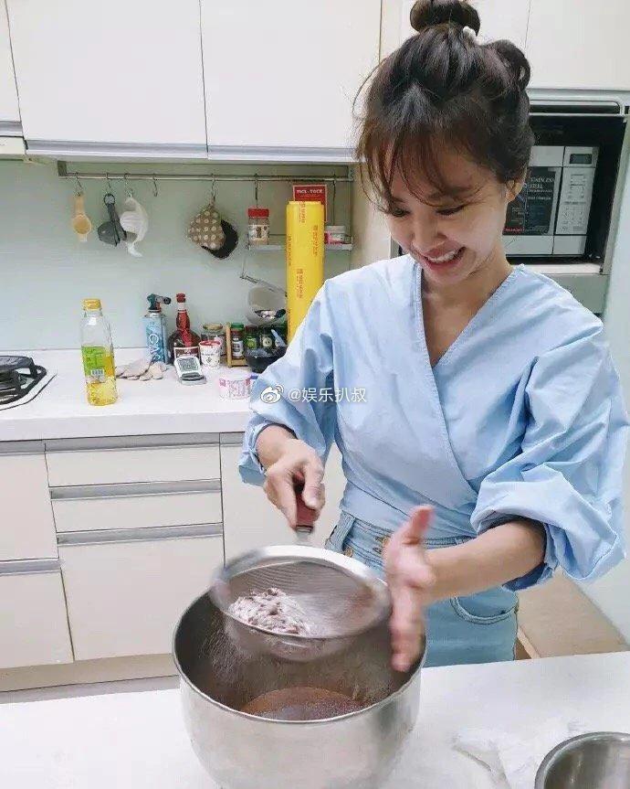 蔡依林晒做蛋糕照片 扎丸子头好似邻家少女