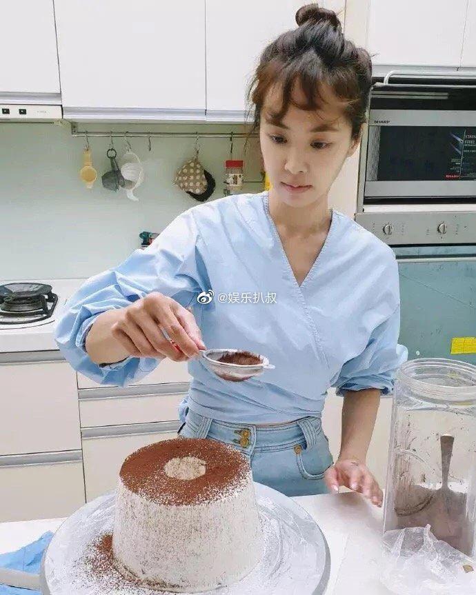 蔡依林晒做蛋糕照片 扎丸子头好似邻家少女