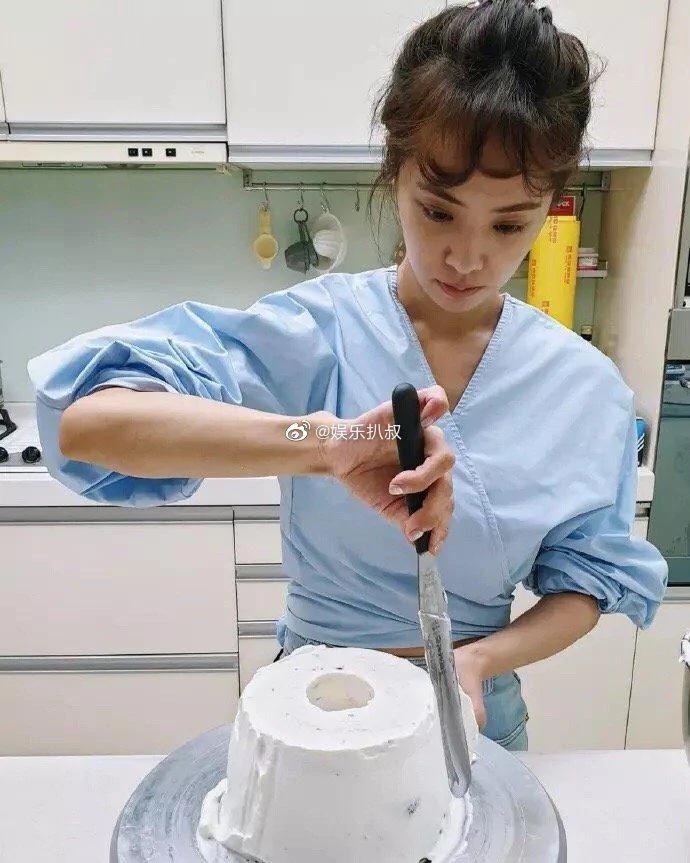 蔡依林晒做蛋糕照片 扎丸子头好似邻家少女
