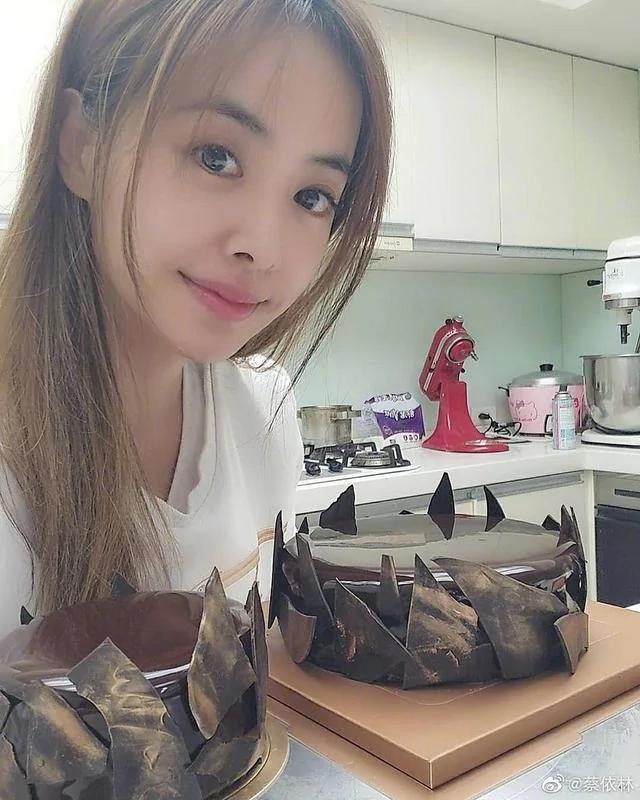 蔡依林晒做蛋糕照片 扎丸子头好似邻家少女