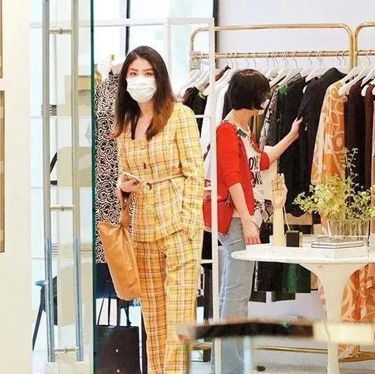 “气质天后”陈慧琳现身商场贵气十足 老公还是相恋16年的初恋