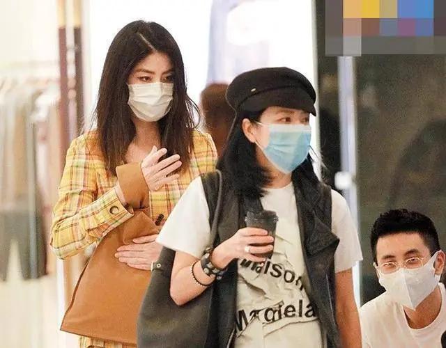 “气质天后”陈慧琳现身商场贵气十足 老公还是相恋16年的初恋