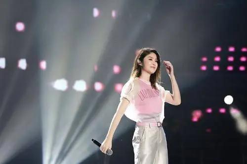 “气质天后”陈慧琳现身商场贵气十足 老公还是相恋16年的初恋