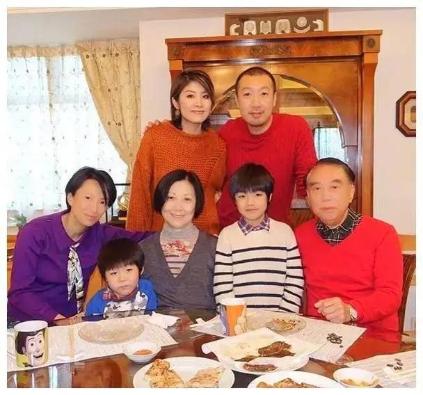 “气质天后”陈慧琳现身商场贵气十足 老公还是相恋16年的初恋