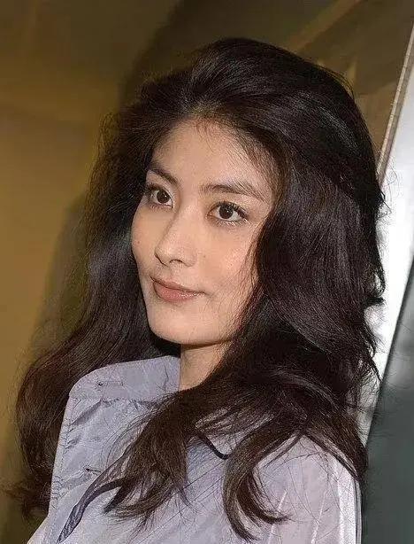 “气质天后”陈慧琳现身商场贵气十足 老公还是相恋16年的初恋