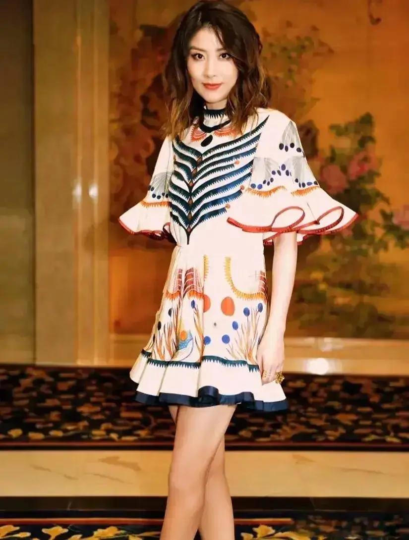 “气质天后”陈慧琳现身商场贵气十足 老公还是相恋16年的初恋