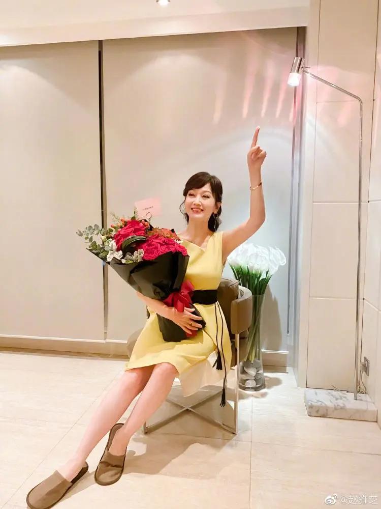 66岁赵雅芝与朋友聚会 和老公合照秀恩爱 状态好似40岁