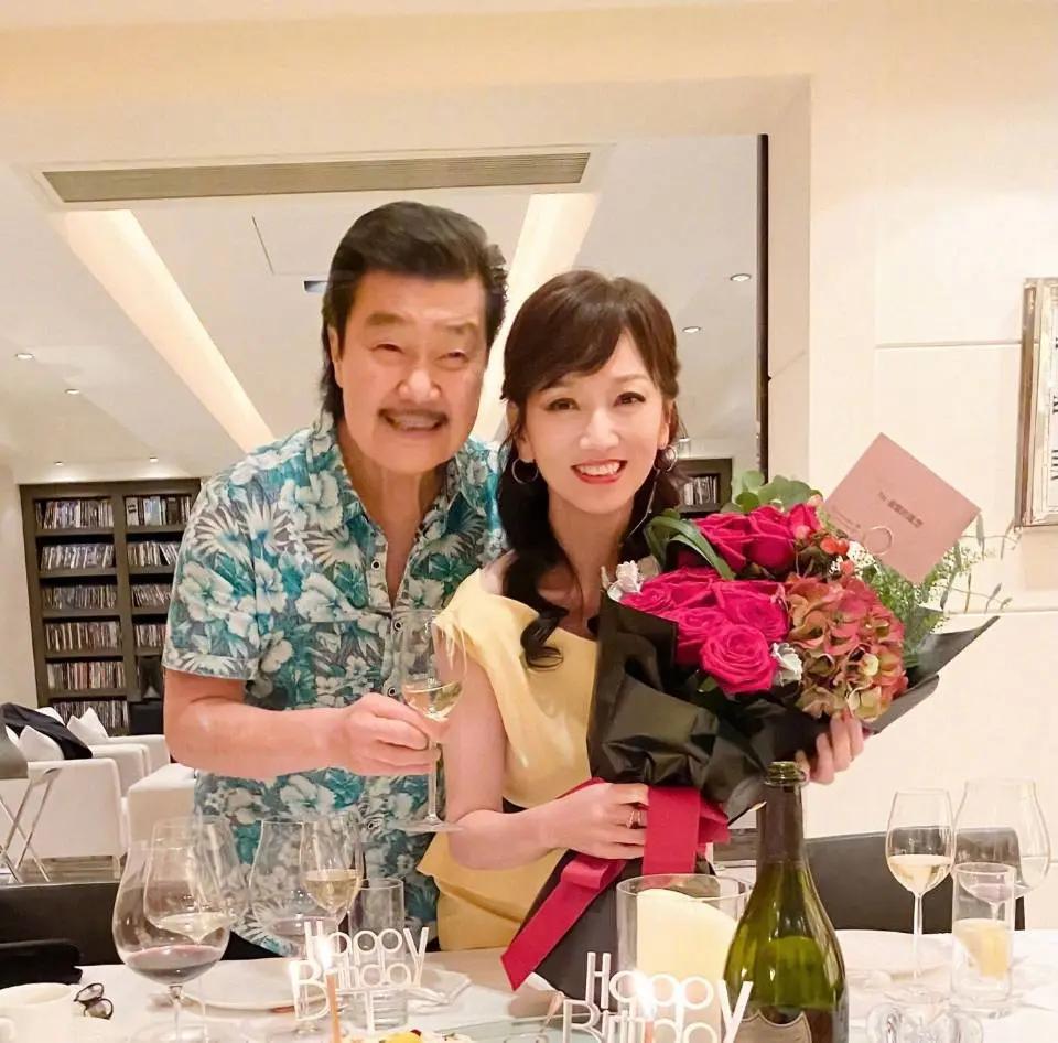 66岁赵雅芝与朋友聚会 和老公合照秀恩爱 状态好似40岁