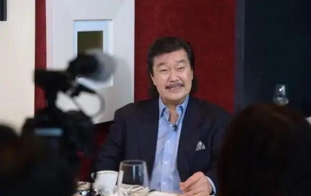 66岁赵雅芝与朋友聚会 和老公合照秀恩爱 状态好似40岁