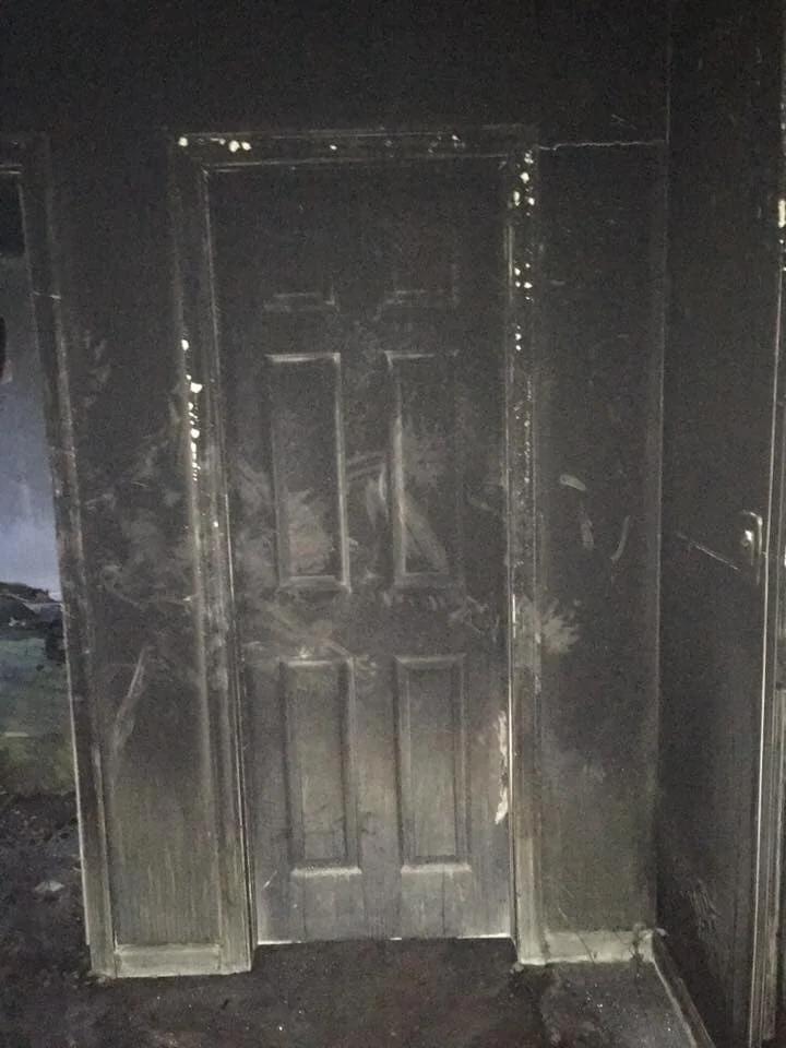 隔一扇门就是人间与炼狱消防局2张照片警世:睡前一定要关门!
