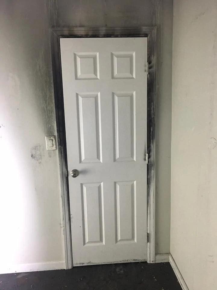 隔一扇门就是人间与炼狱消防局2张照片警世:睡前一定要关门!