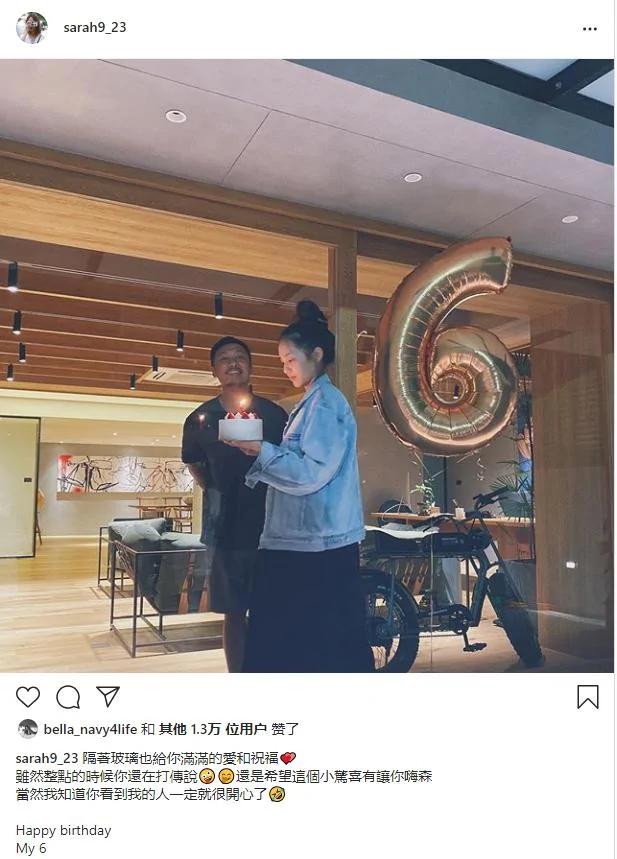 余文乐与妻子隔着玻璃庆生 人生初体验不影响心情 开心合影留念