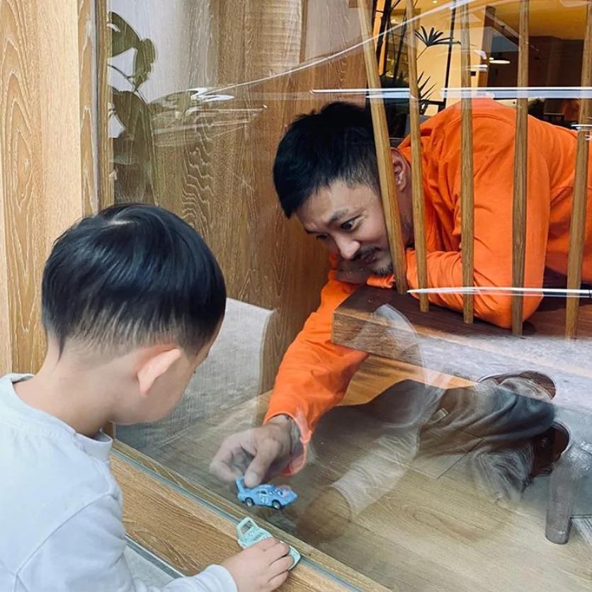 余文乐与妻子隔着玻璃庆生 人生初体验不影响心情 开心合影留念