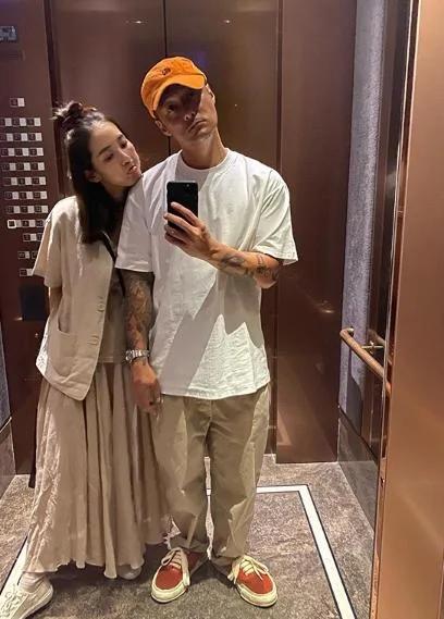 余文乐与妻子隔着玻璃庆生 人生初体验不影响心情 开心合影留念