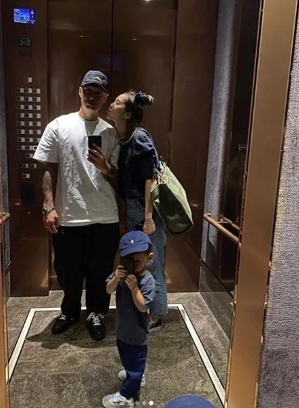 余文乐与妻子隔着玻璃庆生 人生初体验不影响心情 开心合影留念