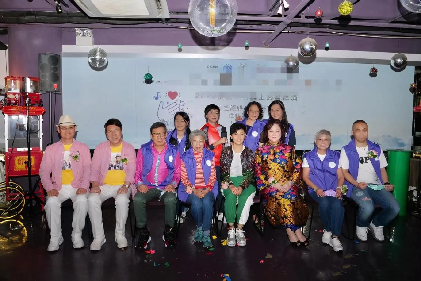 88岁胡枫与罗兰开直播 表现活跃精神好 两人形影不离感情深
