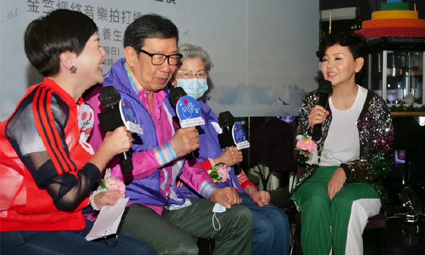 88岁胡枫与罗兰开直播 表现活跃精神好 两人形影不离感情深